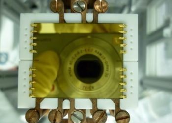 שבב אטום המשמש ליצירת אינפורמטר מבוסס מגנט: צילום: יאיר מרגלית